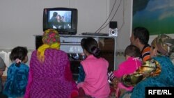 Узбекская семья за просмотром сериала, архивное фото.