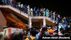 Lucrători migranți părăsesc New Delhi după anunțul carantinei care va dura întreaga săptămână. 19 aprilie 2021