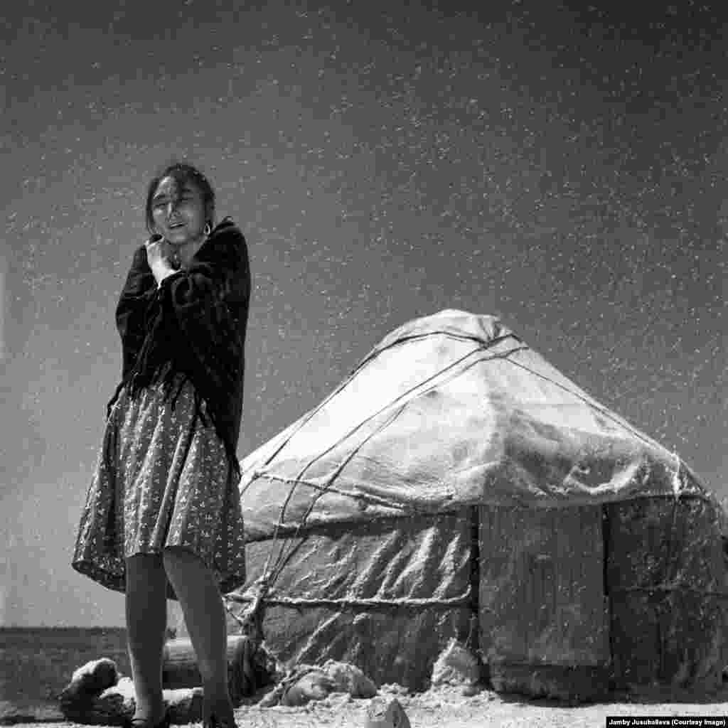 Кыргыз Республикасынын маданиятына эмгек сиңирген ишмери наамына татыган талант 2006-жылы 66 жашында акка моюн сунуп, сөөгү Чүй облусунун Байтик айылына коюлган. Юсупжанованын чыгармачылыгына арналган көргөзмөнү уюштуруучулардын айтымында, бул саамалык 5-декарбга чейин уланат, ага чейин бир ай бою маркум кино ишмерине арналган башка маданий иш-чаралар өтөт. Алсак, 13-14-ноябрь күндөрү Чыңгыз Айтматов атындагы кино үйүндө Юсупжанова тартылган жана тарткан тасмалар көрсөтүлөт. Ал эми 27-29-ноябрда кинорежиссер аялдардын эл аралык форуму өтөт. (Лариса Шепитьконун &quot;Зной&quot; (&quot;Аптап&quot;) тасмасынан, сүрөт К. Грязновго таандык)