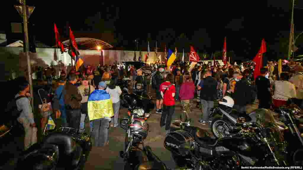 Під час акції протесту біля резиденції президента України Володимира Зеленського в Конча-Заспі з вимогою його відставки і заявами про державну зраду. Акція пов&rsquo;язана із повідомленням про заплановану &laquo;спільну інспекцію&raquo; з бойовиками російських гібридних сил на позиціях військових ЗСУ під Горлівкою, про що домовилися на засіданні Тристоронньої контактної групи. Київ, 10 вересня 2020 року. БІЛЬШЕ ПРО ЦЕ