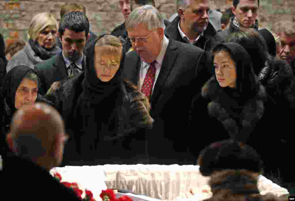 U.S. Ambassador to Russia John F. Tefft (center) pays his respects to Nemtsov's family.