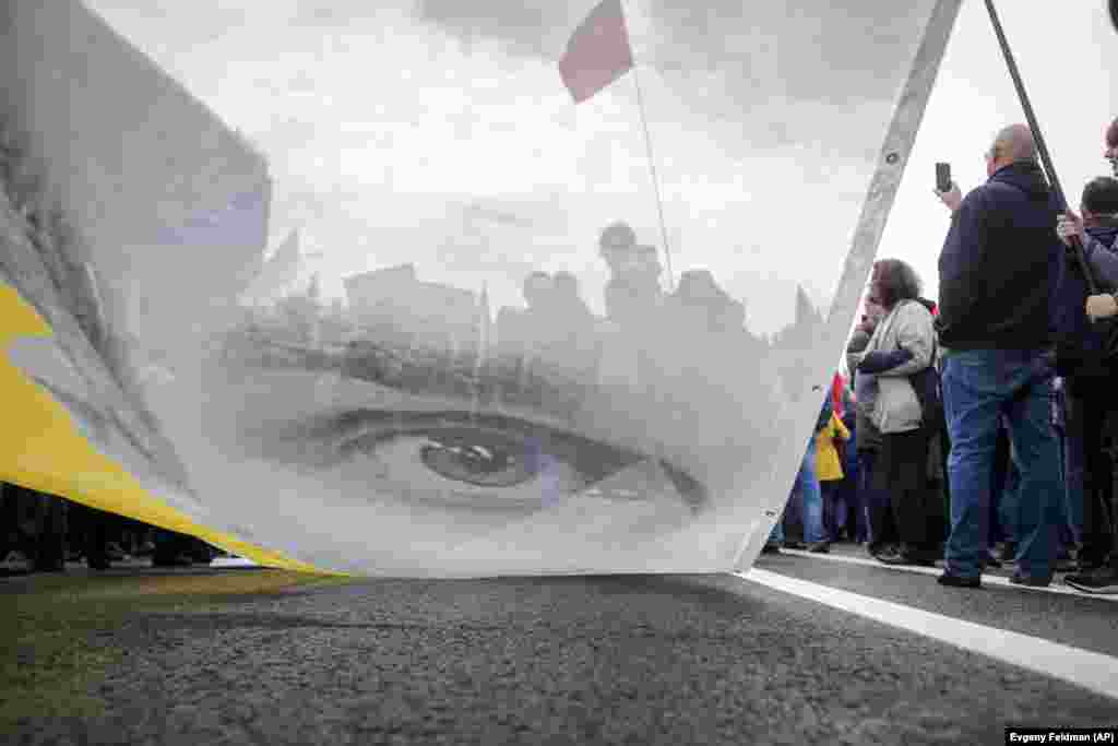 Июнь 2018 года. 28-й день голодовки. Участники митинга&nbsp;&laquo;За свободную Россию без репрессий и произвола&raquo; развернули баннер с изображением Олега Сенцова в Москве.