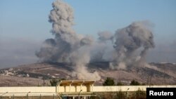 Tym i zi ngrihet në qiell gjatë bombardimeve izraelite në jug të Libanit, gusht 2025.