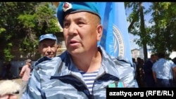 1990-жылдардың басында Таулы Қарабақ оқиғасына қатысқандардың бірі Қалыш Ғабдуалиев 7 маусымда Оралда өткен акцияда тұр.