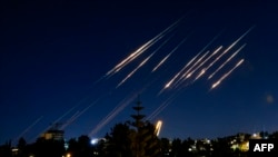 د جون پر ۱۴مه شپې مهال د ایران له خوا پر اسراییل د غورځول شویو توغندیو انځور. 