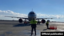 Ինքնաթիռ Երևանի «Զվարթնոց» օդանավակայանում, արխիվ