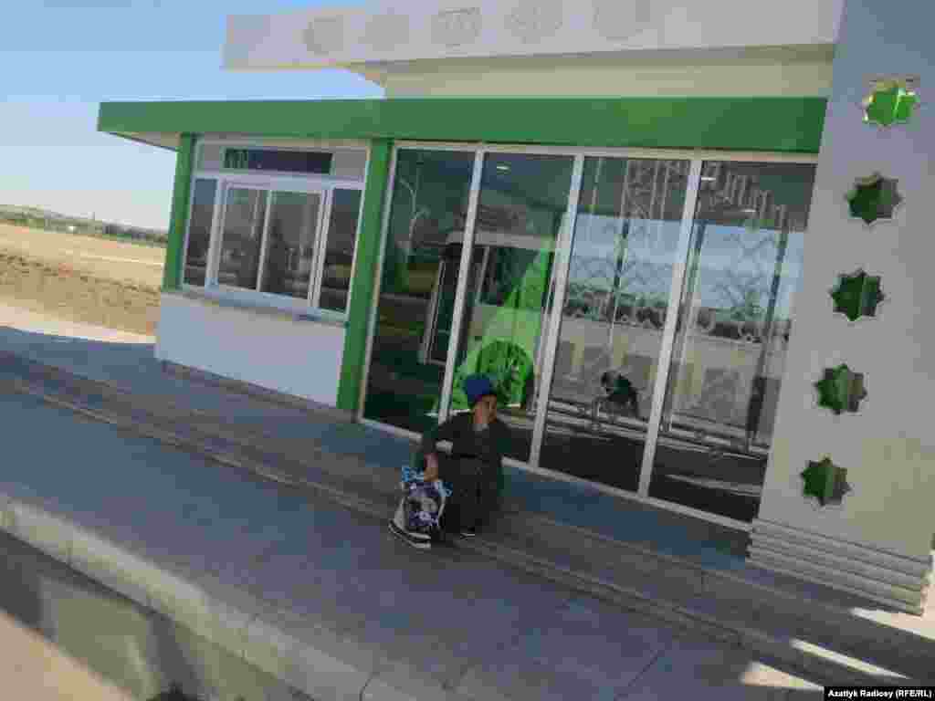 Современные остановки Ашхабада оснащены кондиционерами, из-за неисправности которых пассажиры вынуждены ожидать транспорта снаружи.&nbsp;&nbsp;