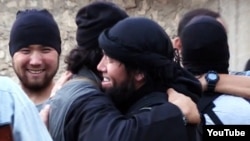 "Сирияда жүрген қазақстандық жиһадшылар" деп сипатталған адамдар. (YouTube видеосынан алынған скриншот).  