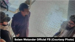 عبدالمالک صافی "راست" کسی که خود را کارمندان استخبارات وزارت داخله طالبان معرفی کرده در داخل دفتر سلام وطندار در کابل 