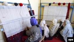 آرشیف - شماری از زنان قالین باف در ولایت هرات. عکس برای تزیین استفاده شده است.