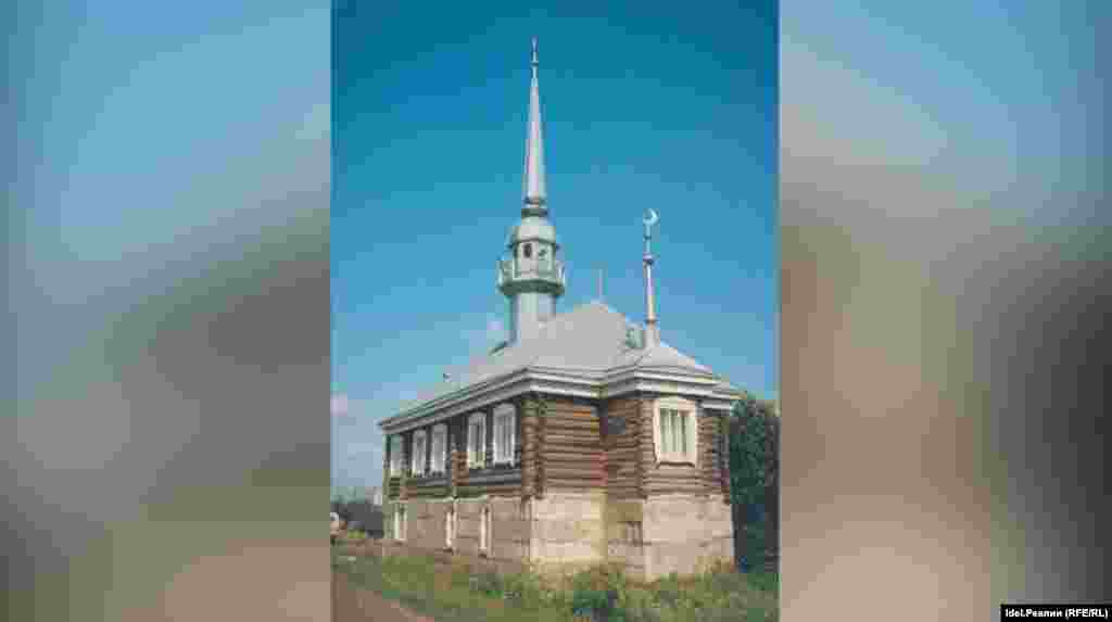 Мечеть "Раджаб".&nbsp;Вторая мечеть Белозерья, построена в 1994 году. Обязанности имама исполнял Кадиев Абдулхак, сейчас здесь председатель организации &ndash; Абдрашитов Абдулхай, имам &ndash;&nbsp;Абдрашитов Ринат Раисович. Относится к Совету муфтиев России.