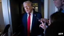 Президент США Дональд Трамп розмовляє із представниками преси під час повернення до Вашингтона, округ Колумбія, на Air Force One 30 березня 2025 року 