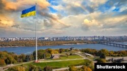 Киевдеги Печерск районунда 90 метр бийиктикте орнотулган украин туусу. 