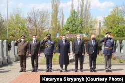 Запрошення посла України Євгена Перебийноса прийняли голова Комітету у закордонних справах, обороні та безпеці Сенату парламенту Чехії – Павел Фішер, депутати Палати депутатів парламенту Чеської Республіки Ян Ліпавський та Павел Жачек. Офіс президента Чехії представляв командувач Почесної варти президента полковник Ярослав Аккерман. Генеральний штаб армії Чехії представляв бригадний генерал Петр Ланчі, заступник командувача ВПС збройних сил Чехії