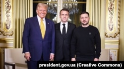 Emmanuel Macron la întâlnirea de la Paris de pe 7 decembrie cu președintele ucrainean Volodimir Zelenski și cel american, Donald Trump.