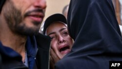 16-январга караган түнү жасалган Израил армиясынын соккуларынан жакынын жоготкон палестин аял. Газа тилкеси, 2025-жыл.