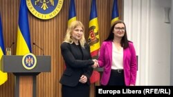 Fosta viceprim-ministră ucraineană pentru integrarea euroatlantică, Olha Stefanișina (stânga), la o întâlnire la Chișinău cu omoloaga sa moldoveană, Cristina Gherasimov, pe 30 aprilie 2025