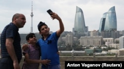 Bakuwda selfi düşürýän adamlar. Illýustrasiýa suraty.