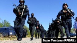 Njësitë speciale të Policisë së Kosovës duke u kujdesuar për sigurinë, pas bllokimit të rrugës që çon në pikën kufitare në Jarinjë. Shtator 2021.
