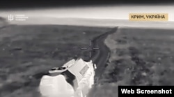 Ураження російської радіолокаційної станції «Небо-М» в окупованому Криму. Скриншот кадру з відео ГУР МО України