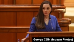 Anamaria Gavrilă la prima ședință a Camerei Deputaților de după alegerile parlamentare, la Palatul Parlamentului din București, 20 decembrie 2024. Ea se află la al doilea mandat de deputat.