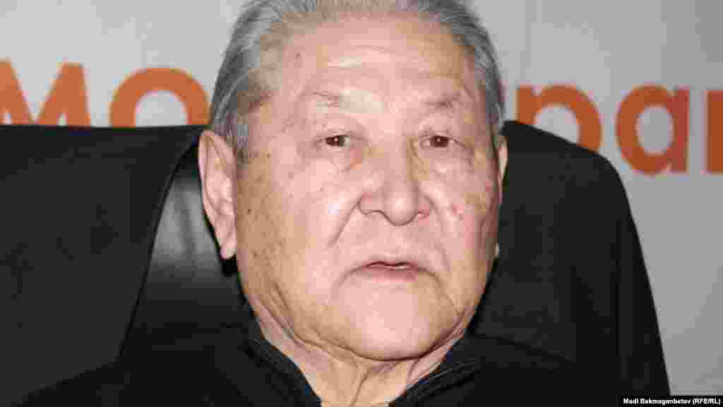 Серикболсын Абдильдин (1937 года рождения) &ndash; баллотировался на пост президента на выборах в 1999 году, по итогам которых набрал 13 процентов голосов.&nbsp; Председатель Верховного Совета Казахстана (1991-1993 годы) в 1994 году ушел в оппозицию. Первый секретарь Коммунистической партии Казахстана (1991 - 2010 годы). В апреле 2010 года он объявил об уходе из политики, КПК возглавил Газиз Алдамжаров. Сейчас деятельность этой партии приостановлена.&nbsp;