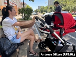 Gabriela, mama de 34 de ani a unei fetițe de șapte luni.