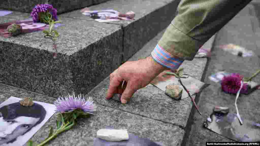 За давньою єврейською традицією, на могили померлих клали не квіти, а камінці