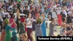 Репетиции к празднованию Дня независимости, так называеме маршировки при участии госслужащих и студентов, Ашхабад (архивное фото)