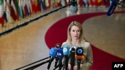 «Міністри були досить зібрані і, я б сказала, спокійні, адже ми вже бачили подібні ситуації. Різні «мирні плани» не можуть працювати, якщо їх не підтримають європейці й українці», – сказала Кая Каллас