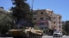 Un vehicul militar circulă pe o stradă, după ce ciocnirile dintre trupele guvernamentale siriene și luptătorii druzi locali au fost reluate în orașul druz Sweida, din sudul țării, miercuri dimineață, rupând un armistițiu anunțat cu doar câteva ore mai devreme.