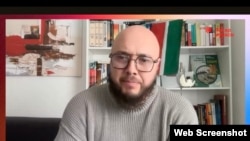 Руслан Айсин Татар шурасының беренче конференциясендә, 12 октябрь