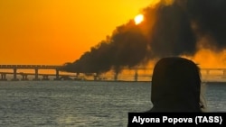 Кримський міст, на якому 8 жовтня стався вибух, з’єднує тимчасово окупований український півострів Крим із територією РФ. Він активно використовувався Кремлем для підкріплення російської армії у війні проти України.