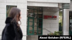 Sediul Lukoil-Moldova, amplasat pe o stradă centrală din Chișinău. Autoritățile moldovene nu au spus încă dacă se vor alătura sancțiunilor americane sau restricțiilor europene contra Lukoil și evaluează impactul potențial.