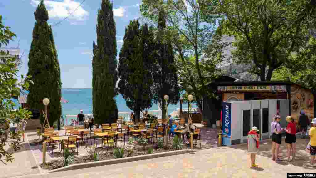 Заклад громадського харчування на селищній набережній. Масштабну реконструкцію набережної на площі дев'ять тисяч квадратних метрів планували завершити до початку літа. Про це повідомлялося ще в березні, коли підрядник мав приступити до робіт. Чи впорався він з цим в повному обсязі &ndash; поки російська влада не рапортувала