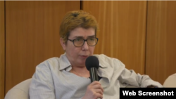 Ara Șeptilici la lansarea volumului „Arazia”, Librăria Humanitas, București, 14 februarie 2020.