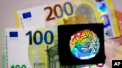 Kartmonedha në vlerë prej 100 dhe 200 eurosh. Fotografi ilustruese nga arkivi. 