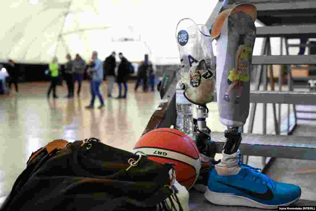 Протези зі стікерами учасників збірних України і США та спортивний інвентар