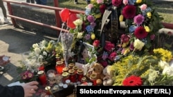 Граѓаните оддаваат почит на местото на несреќата близу Универзалната сала во Скопје, 31.1.2025