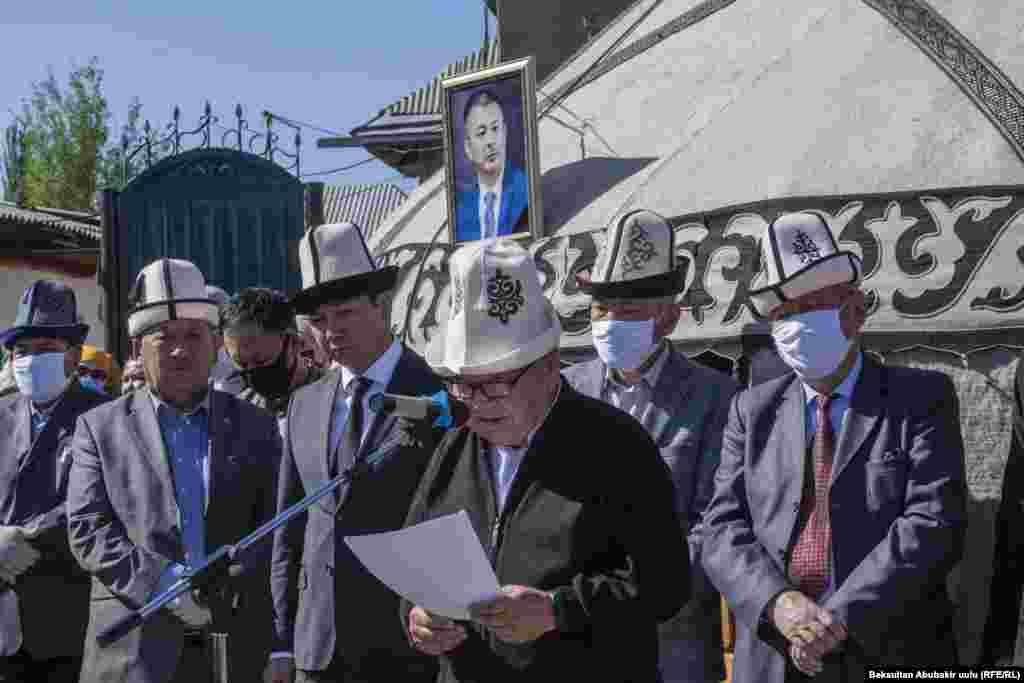 Эл акыны&nbsp;Шайлообек Дүйшеев&nbsp;кыргызга таланттар топ-тобу менен келип, топ-тобу менен кетерин айтты. "Мен азыр дал ушул Элмирбек менен Зайырбектей дүйнөдөн эрте өтүп кеткен Орусиянын улуу акындары Александр Пушкинди, Сергей Есенининди, Владимир Маяковскийди бу жалган дүйнө менен эрте кош айтышкан Юрий Лермонтовду эстедим". 