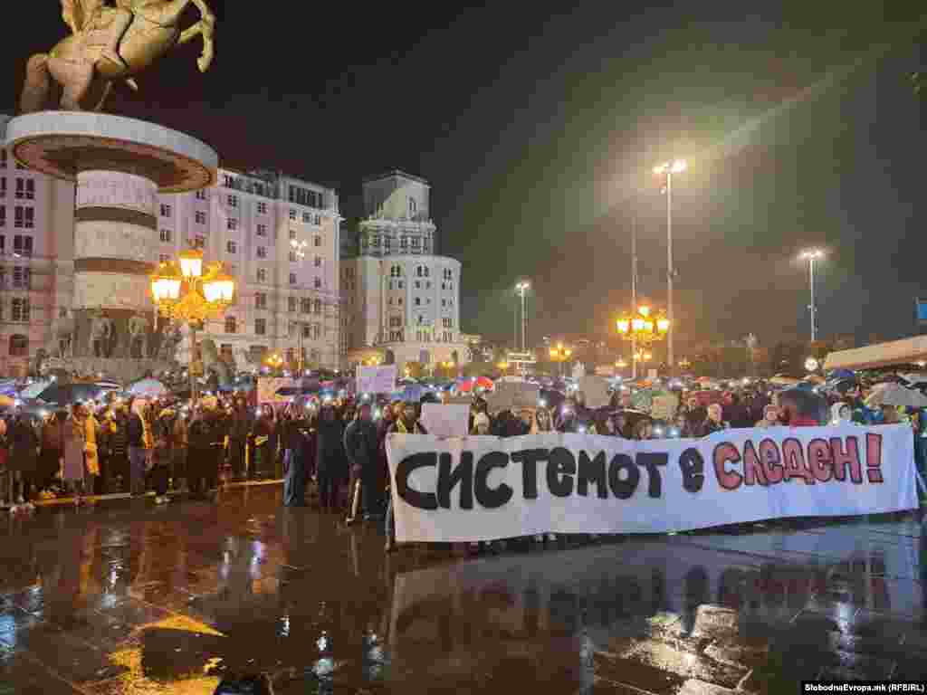 На плоштадот „Македонија“ во центарот на Скопје, вечерва (24 март 2025) се одржа протестен марш со кој се бара одговорност за трагедијата во Кочани каде во пожар во дискотеката „Пулс“ ноќта меѓу 15 и 16 март загинаа 59 лица, а над 190 беа повредени.