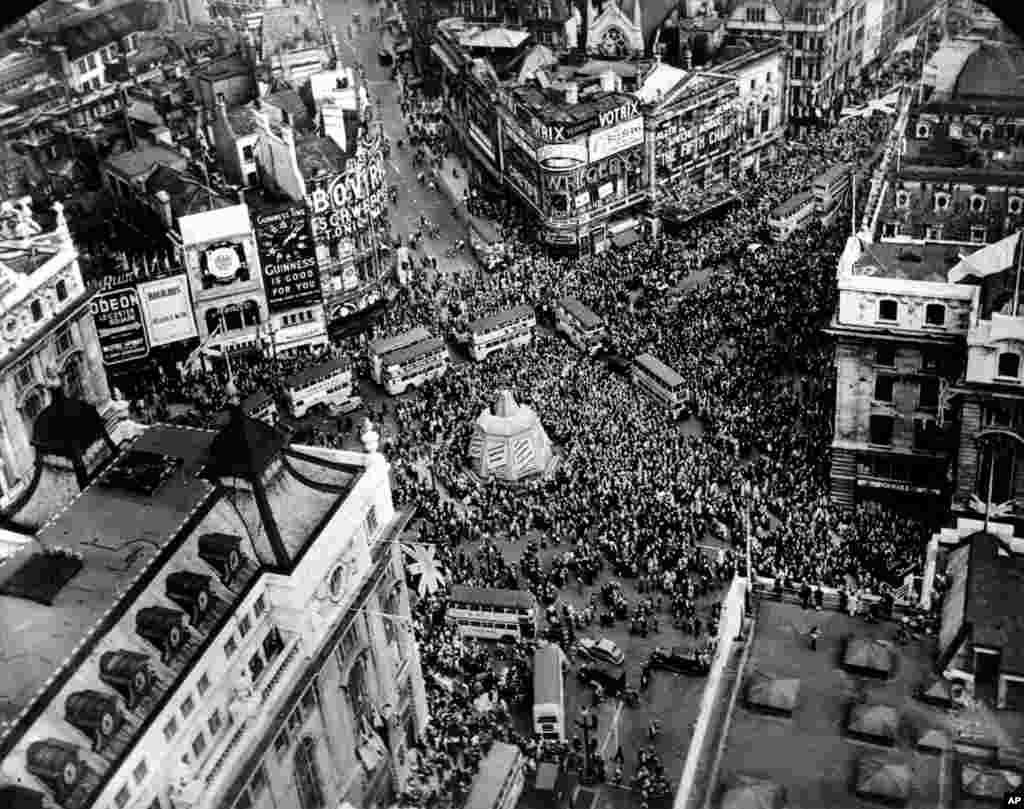 Piccadilly Circus din Londra. Structura din centru este o acoperire pentru piedestalul faimoasei fântâni memoriale Shaftesbury pentru a o proteja de atacurile naziste.