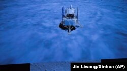 Китайський апарат Chang'e 5 під час посадки на поверхню Місяця, 1 грудня 2020 року