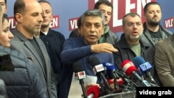 Izet Mexhiti, një nga liderët e koalicionit VLEN dhe kryetar i komunës së Çairit, duke folur për media.