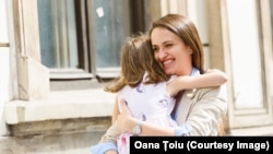 Echilibrul dintre viața profesională și cea personală este una dintre provocările majore ale tuturor femeilor, indiferent de poziția socială. Româncele nu sunt sprijinite suficient ca să-și asume roluri active în viața socială. În imagine, Oana Țoiu și fiica.