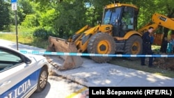 Reeshumaciju posmrtnih ostataka porodice Klapuh u Nikšiću obezbjeđivala je policija. Crna Gora, 4. jun 2025.