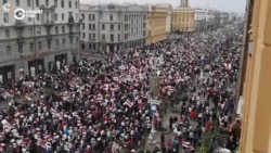 Zeci de mii protestează în Belarus