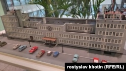 Зробленая на 3-D прынтэры мадэль мюнхенскага аэрапорту, дзе ў в 1953-1967 гадах разьмяшчалася Радый Свабодная Эўропа / Радыё Свабода, якое спачатку называлася Радыё Вызваленьне