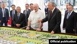 Президент Беларуси Александр Лукашенко и Даниил Урицкий (Данияр Усенов). 10 августа 2020 года.