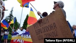 La protestul anti-Rogozin de la aeroportul Internațional Chișinău